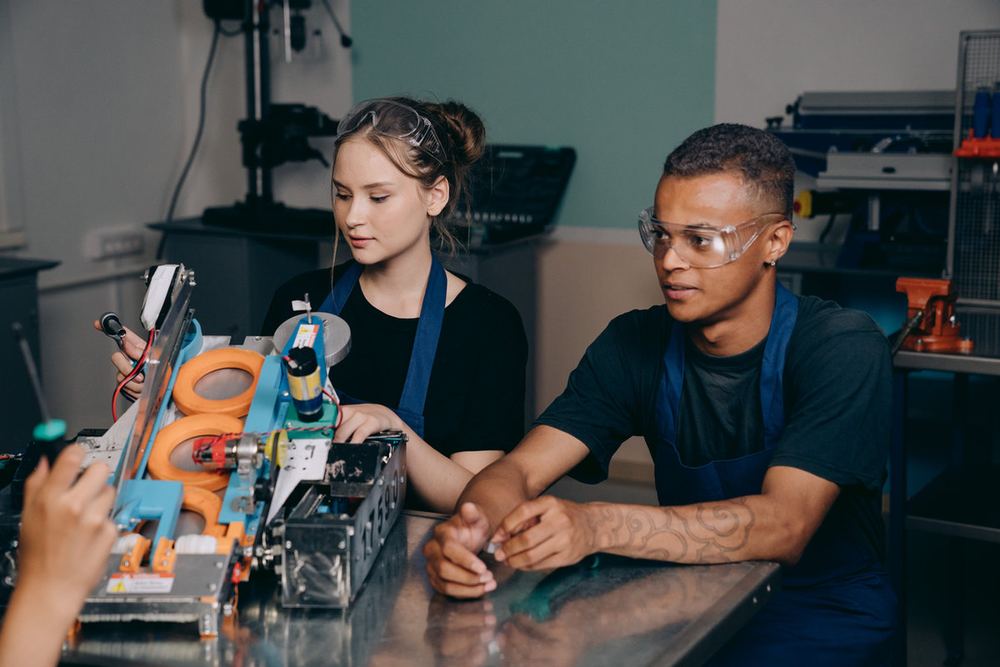 Opérateurs au travail dans l’atelier de façonnage Pilot-Services